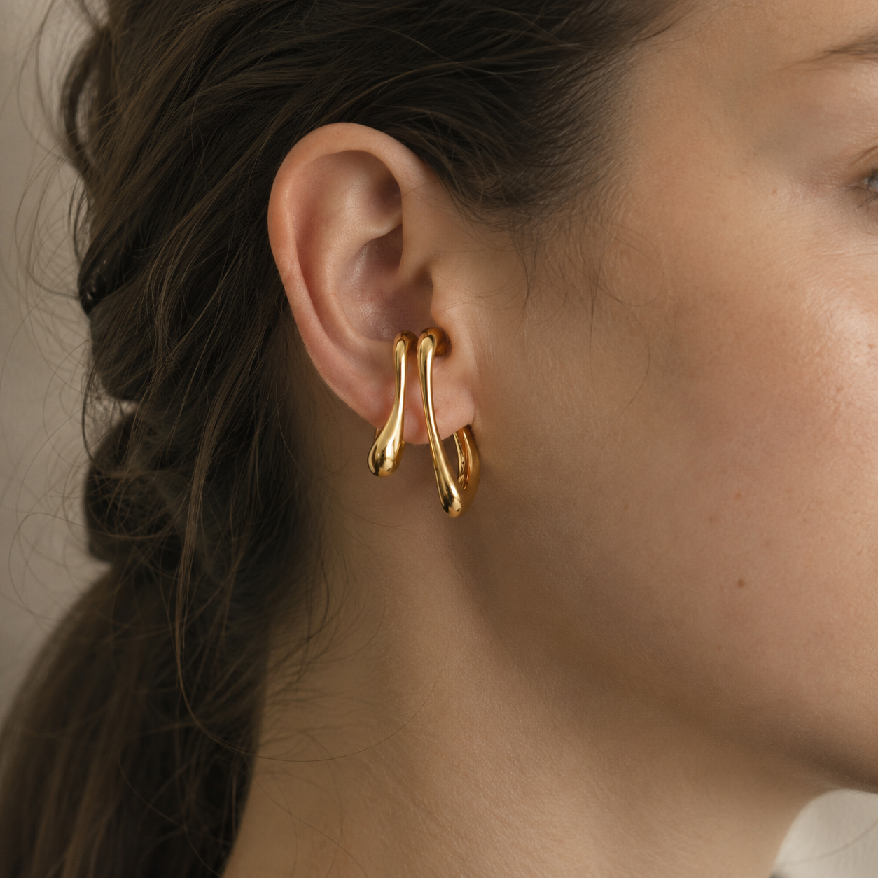 Ear cuff design organique porté sur le cartilage de l'oreille