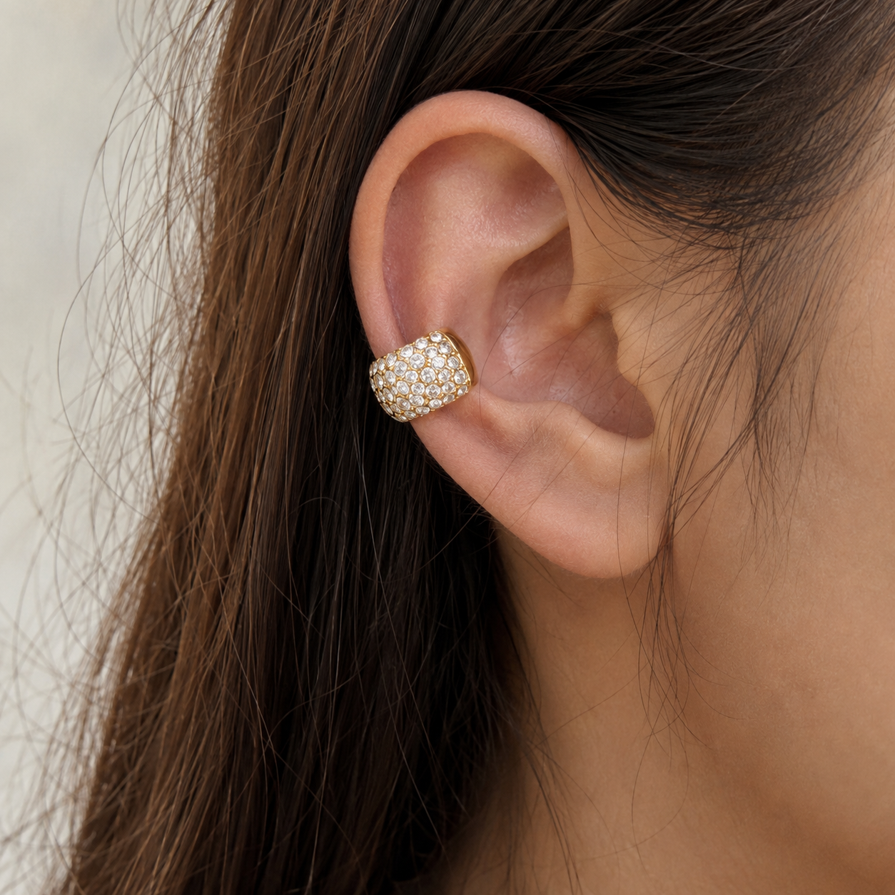 Ear cuff dôme cristallin porté sur le cartilage de l'oreille
