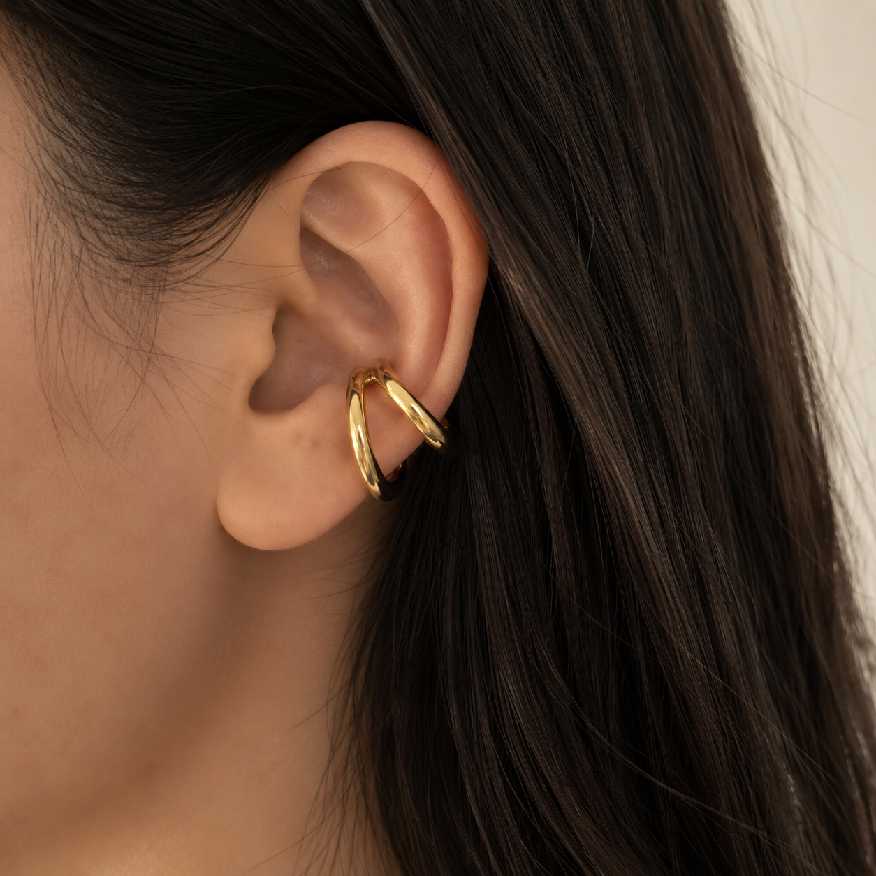 Ear cuff double anneau epais porté sur le cartilage de l'oreille