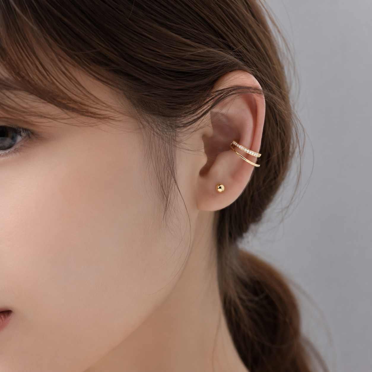 Ear cuff double anneau pavé porté sur le cartilage de l'oreille