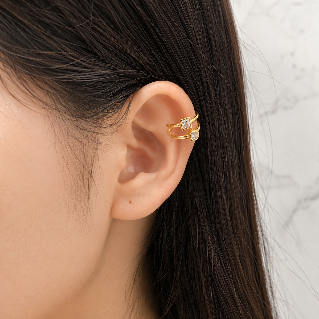 Ear cuff double cristaux géométriques porté sur le cartilage de l'oreille
