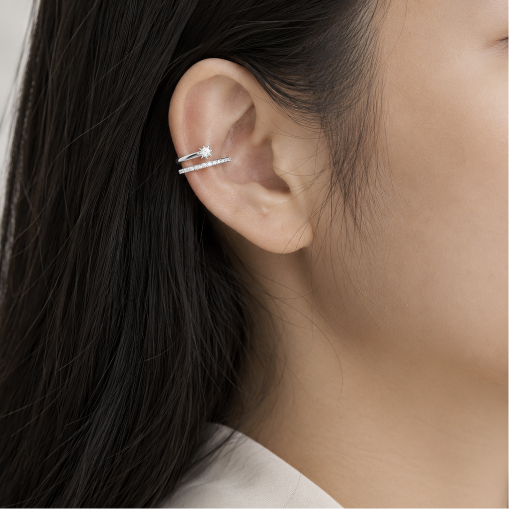 Ear cuff étoile et ligne pavée argenté porté sur une oreille dégagée