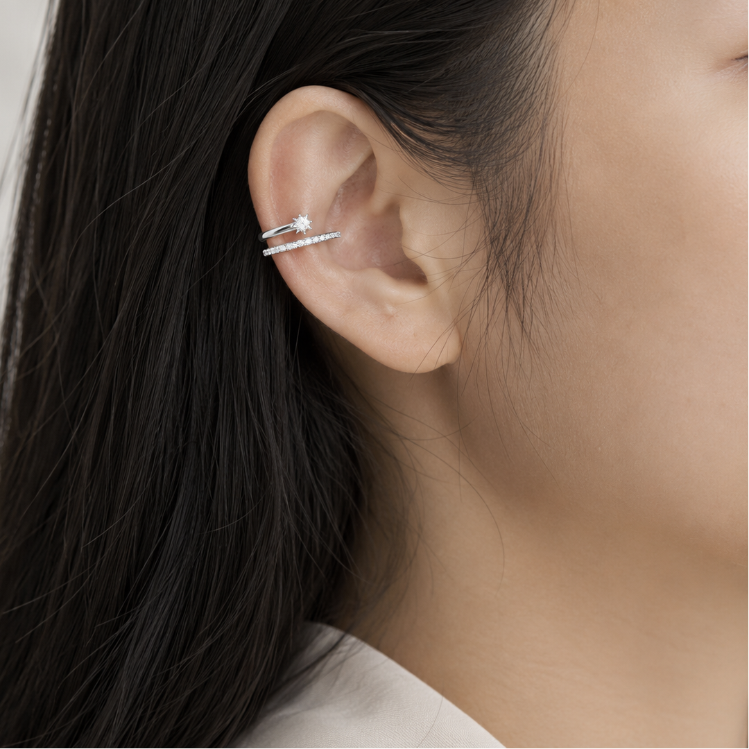 Ear cuff double etoile pavée porté sur le cartilage de l'oreille