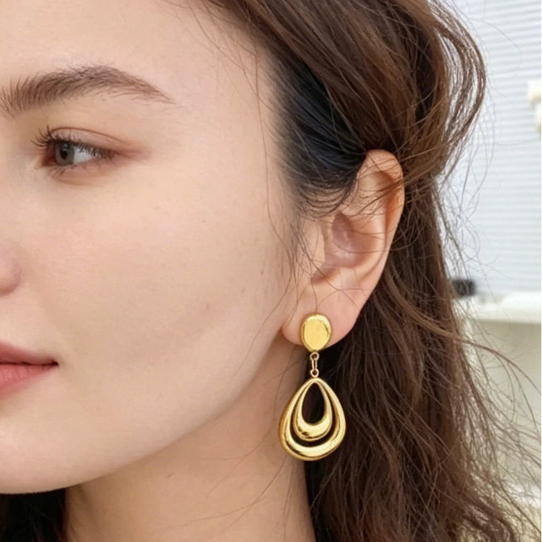 Ear cuff double goutte ajourée porté sur le cartilage de l'oreille
