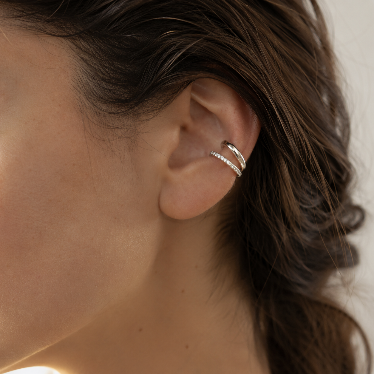 Ear cuff double ligne pavée porté sur le cartilage de l'oreille