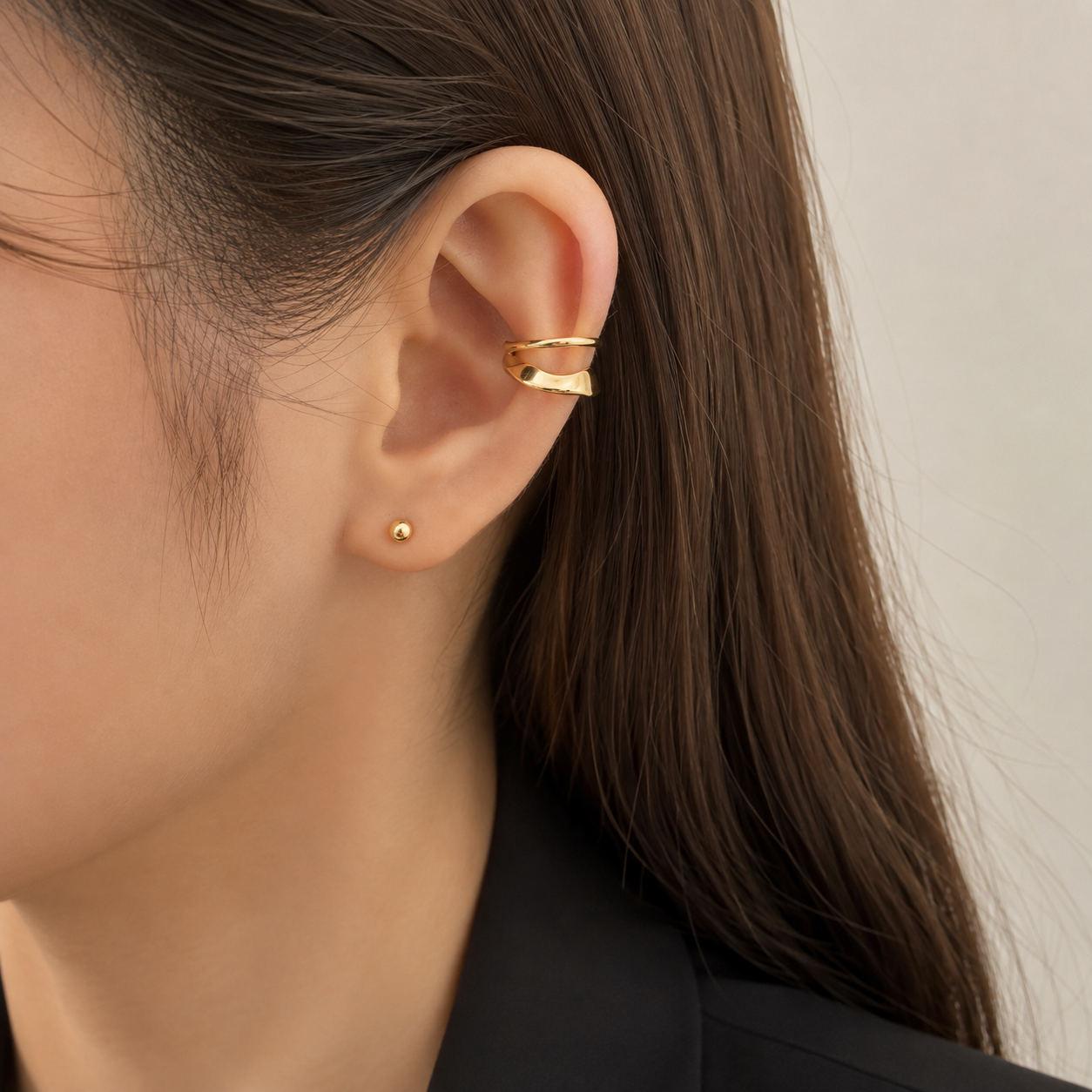 Ear cuff double ligne porté sur le cartilage de l'oreille