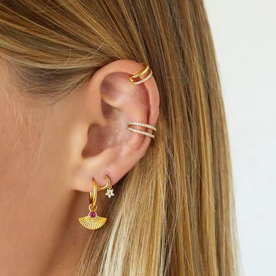 Ear cuff double minimaliste porté sur le cartilage de l'oreille