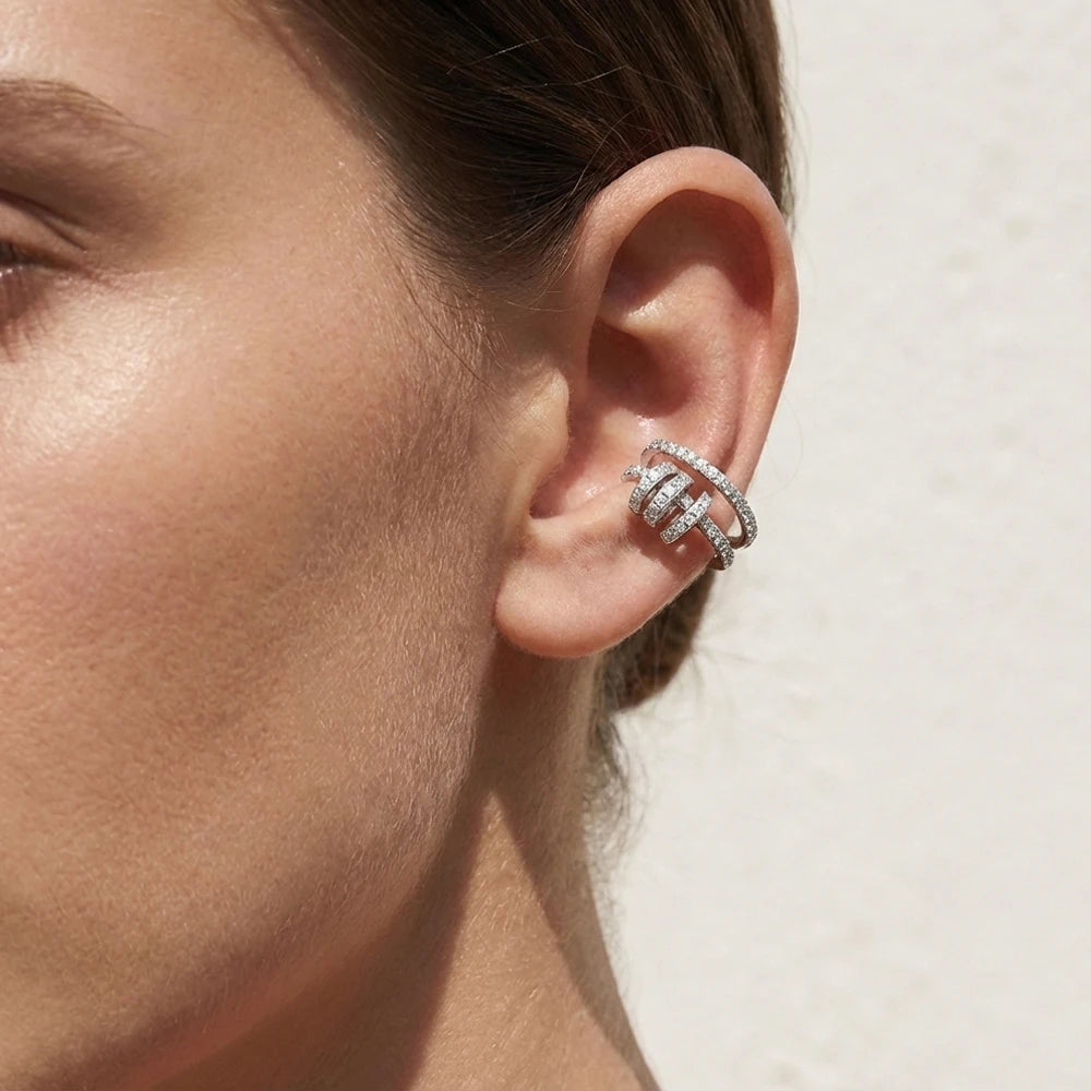 Ear cuff double pavé croisé porté sur le cartilage de l'oreille