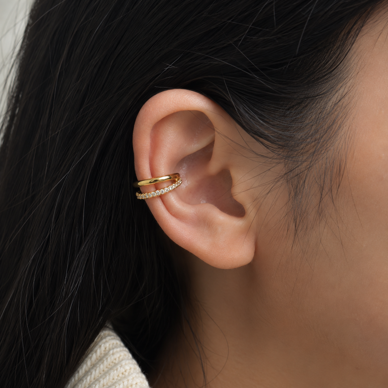 Ear cuff double pavé porté sur le cartilage de l'oreille