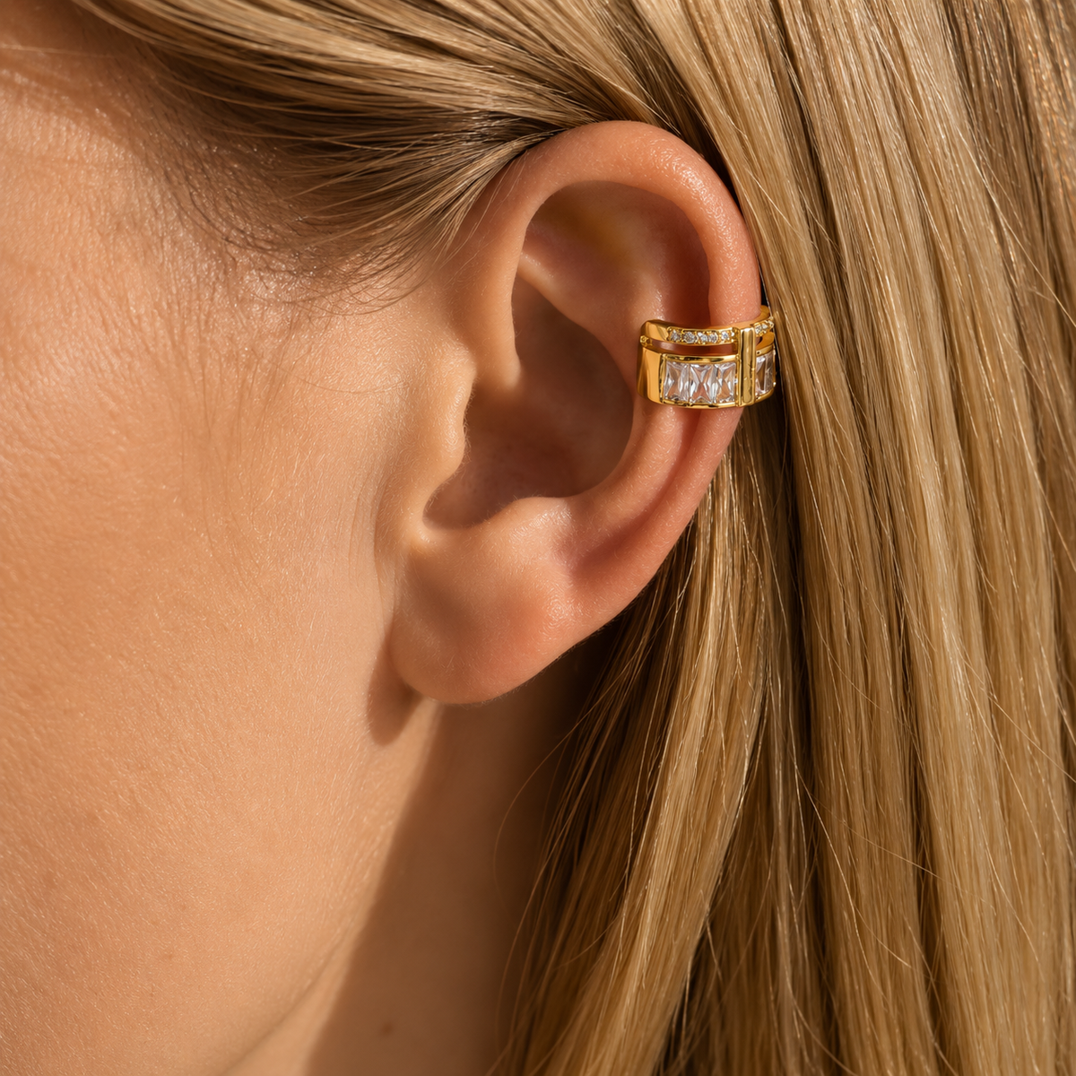 Ear cuff double pavé rectangle porté dans la conque