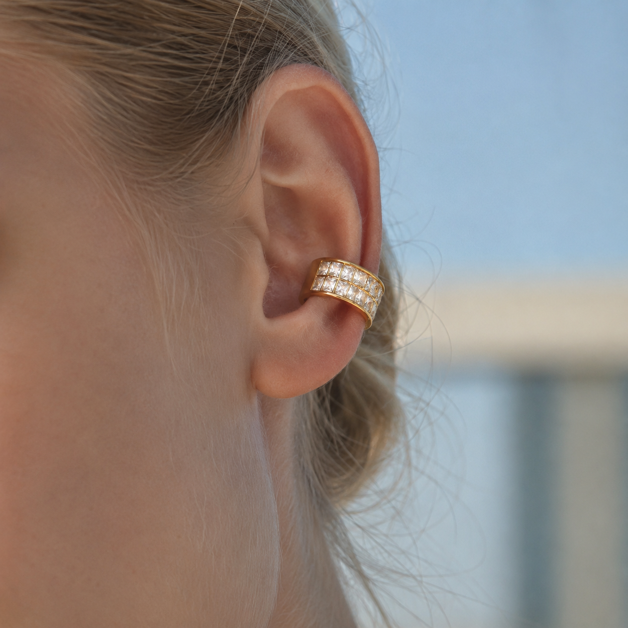 Ear cuff double rang rectangle porté sur le cartilage de l'oreille