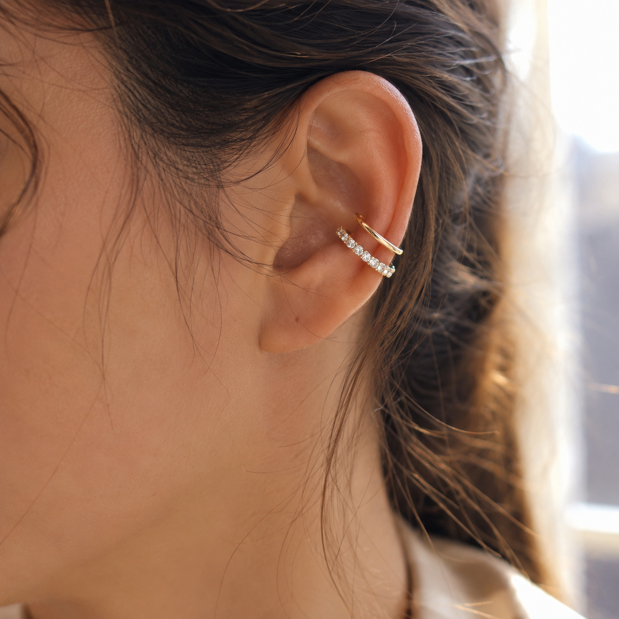 Ear cuff double rangée brillante porté sur le cartilage de l'oreille