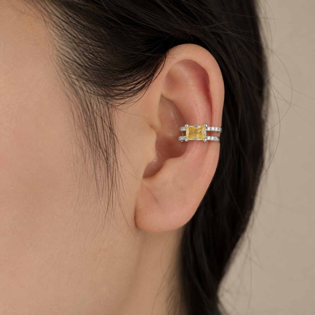 Ear cuff double rectangle pavé porté sur le cartilage de l'oreille