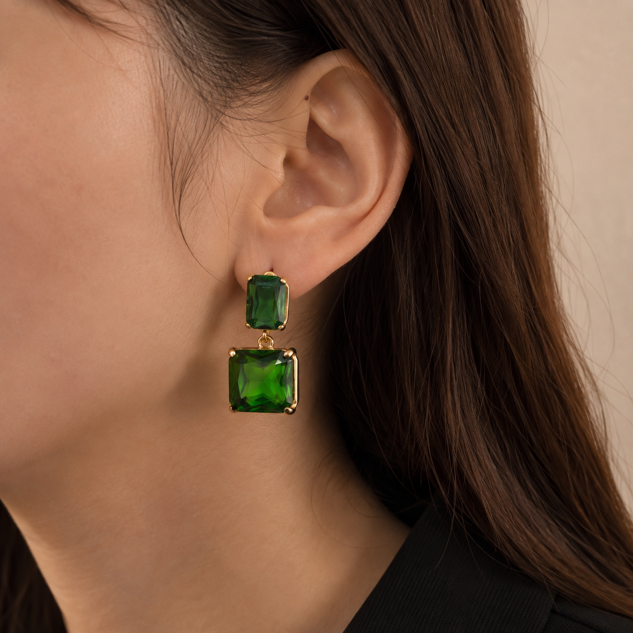Ear cuff double rectangle pendant porté sur le cartilage de l'oreille