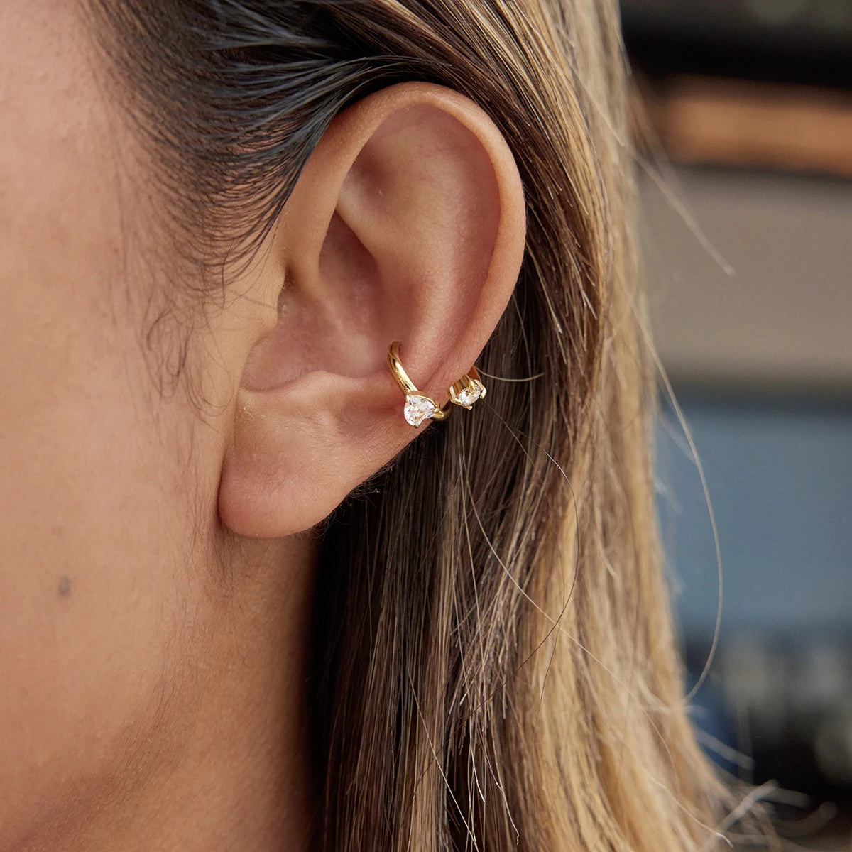 Ear cuff double solitaire porté sur le cartilage de l'oreille