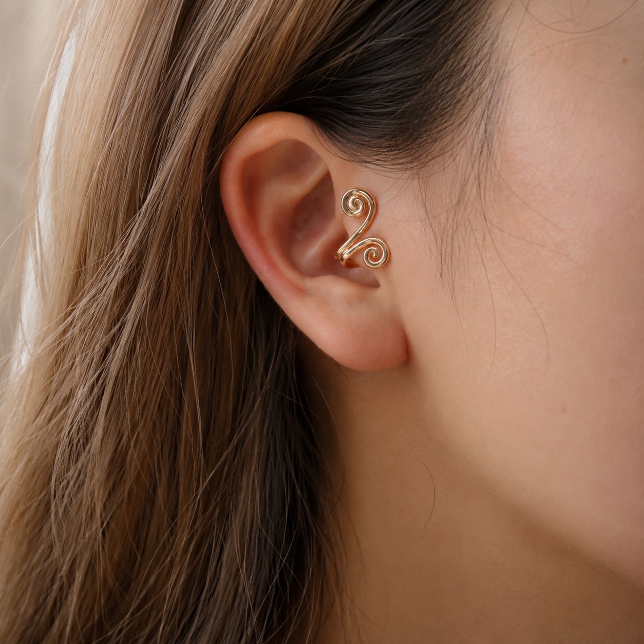 Ear cuff double spirale porté sur le cartilage de l'oreille