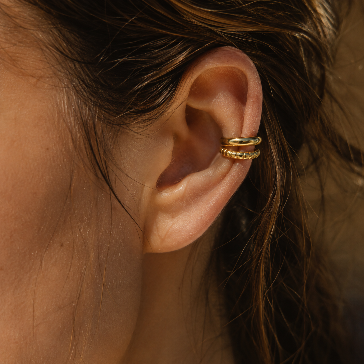 Ear cuff double texturé porté sur le cartilage de l'oreille