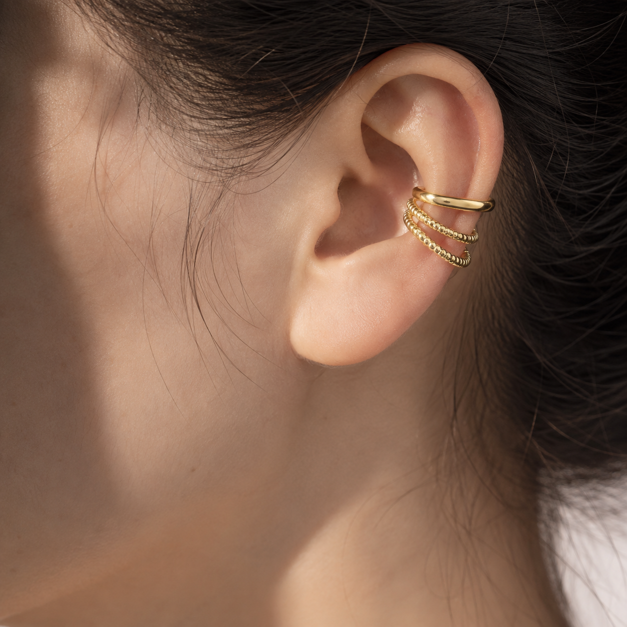 Ear cuff double torsadé triple porté sur le cartilage de l'oreille