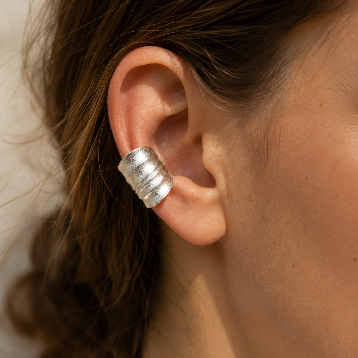 Ear cuff drapé satiné porté sur le cartilage de l'oreille