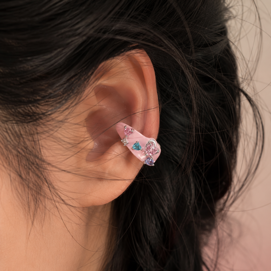Ear cuff émail organique porté sur le cartilage de l'oreille