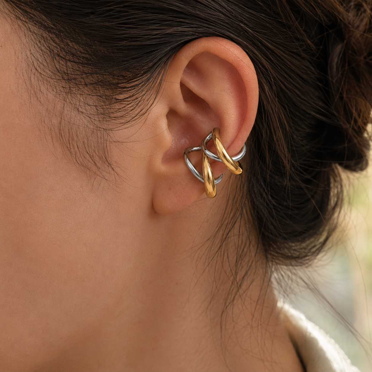 Ear cuff entrelacé bicolore porté sur le cartilage de l'oreille