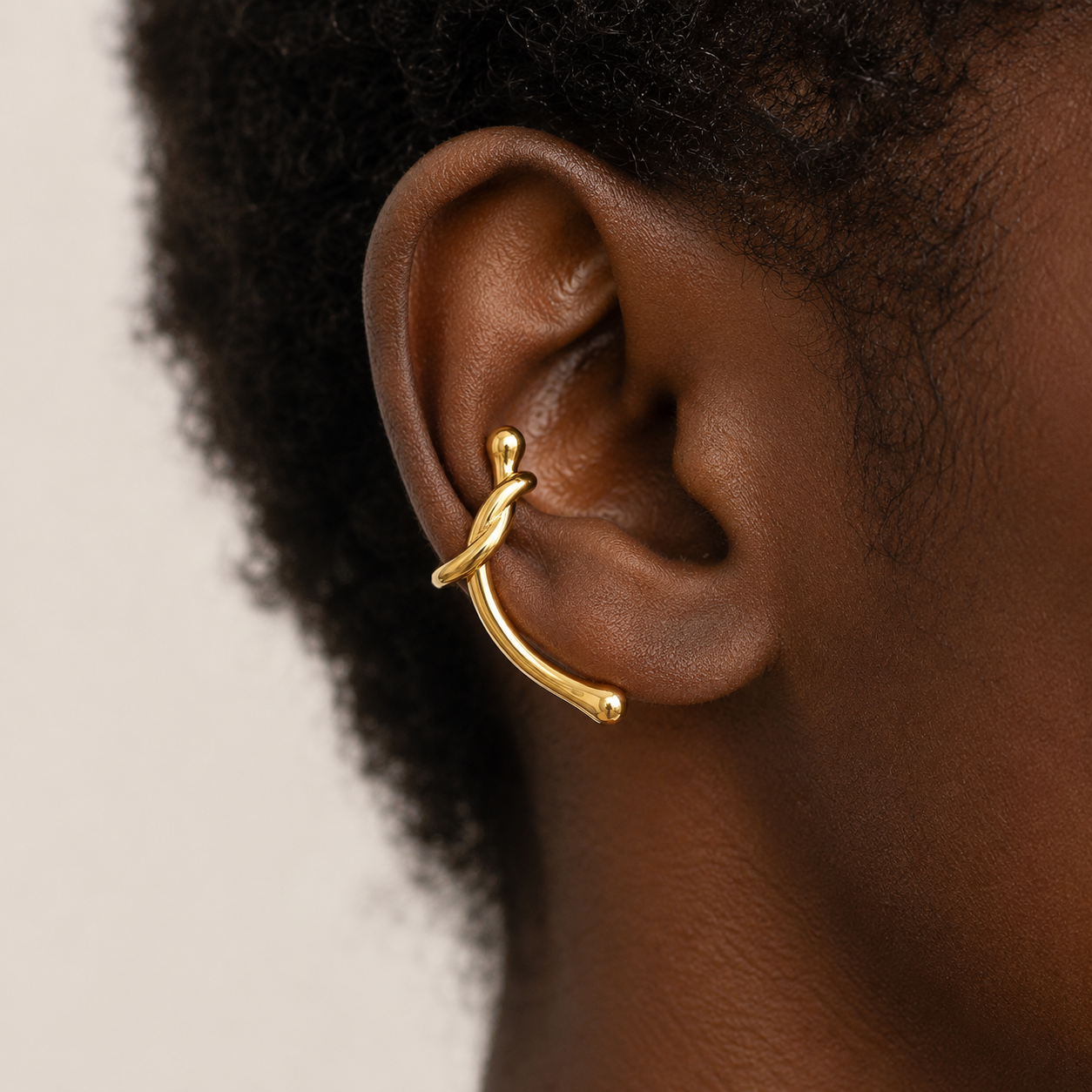 Ear cuff entrelacé pendant porté sur le cartilage de l'oreille