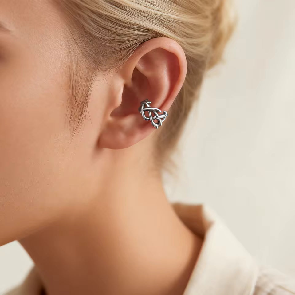 Ear cuff entrelacé porté sur le cartilage de l'oreille