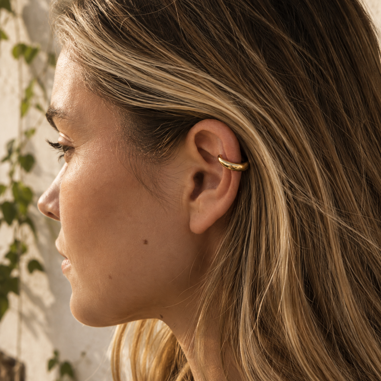 Ear cuff épais porté sur le cartilage de l'oreille
