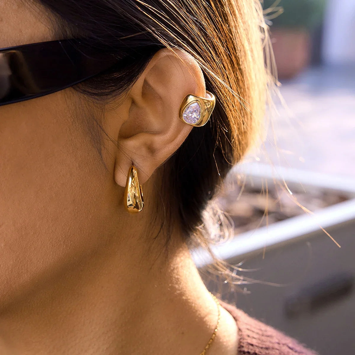 Ear cuff épais solitaire rond porté sur le cartilage de l'oreille