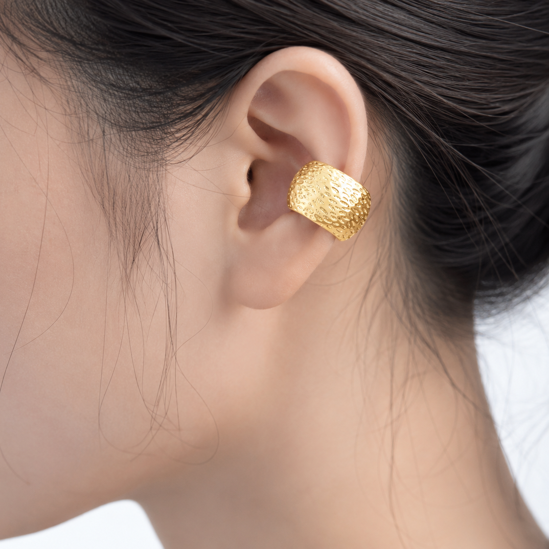 Ear cuff epicarpe porté sur le cartilage de l'oreille