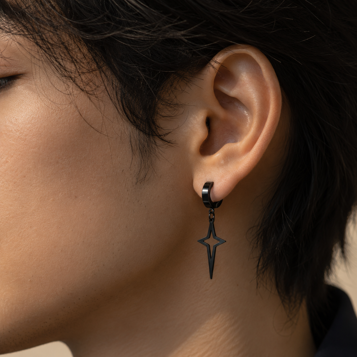Ear cuff étoile ajourée porté sur le cartilage de l'oreille