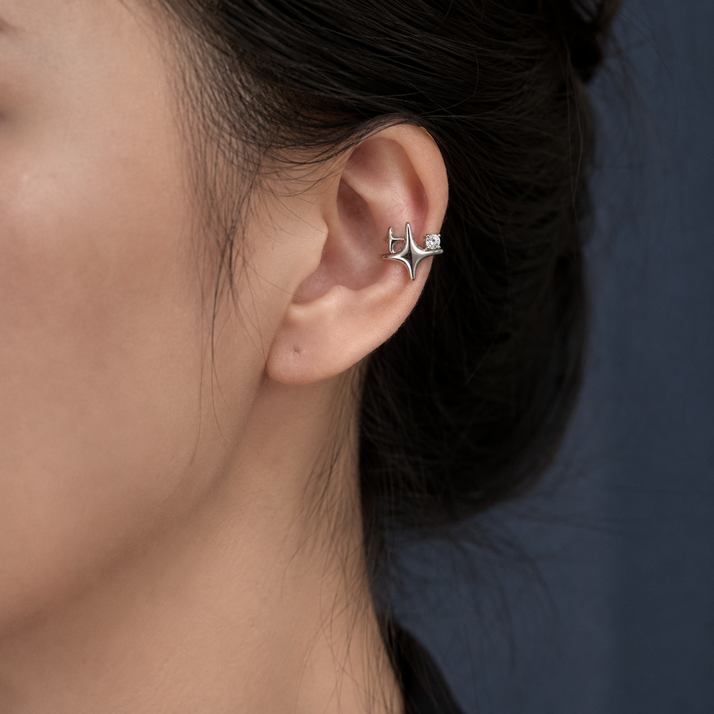 Ear cuff étoile brillante porté en haut de l'oreille, sur l'hélix
