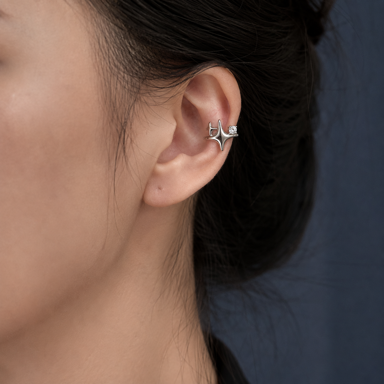 Ear cuff étoile brillante porté sur le cartilage de l'oreille