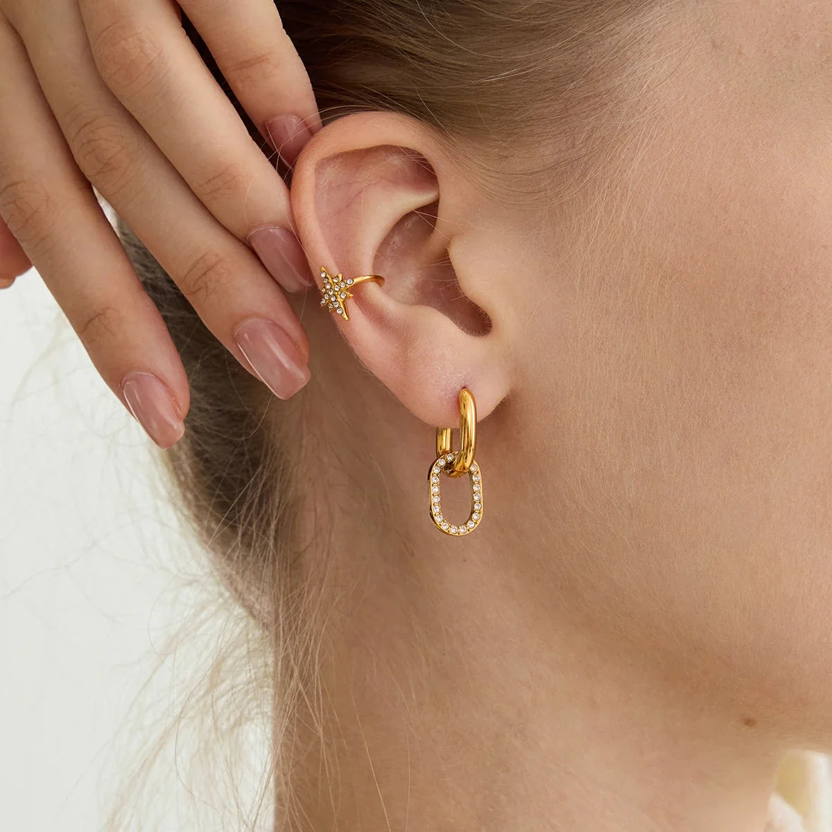 Ear cuff étoile pavée porté sur le cartilage de l'oreille