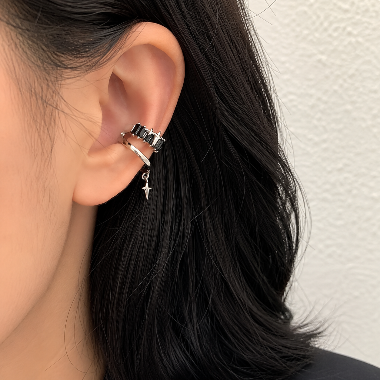 Ear cuff étoile pendante porté sur le cartilage de l'oreille