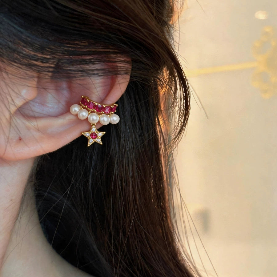 Ear cuff étoile perlée porté sur le cartilage de l'oreille