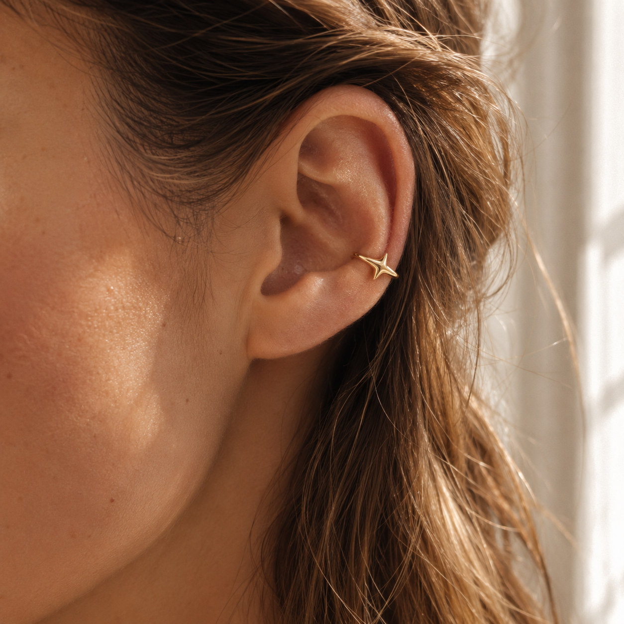 Ear cuff étoile porté sur le cartilage de l'oreille