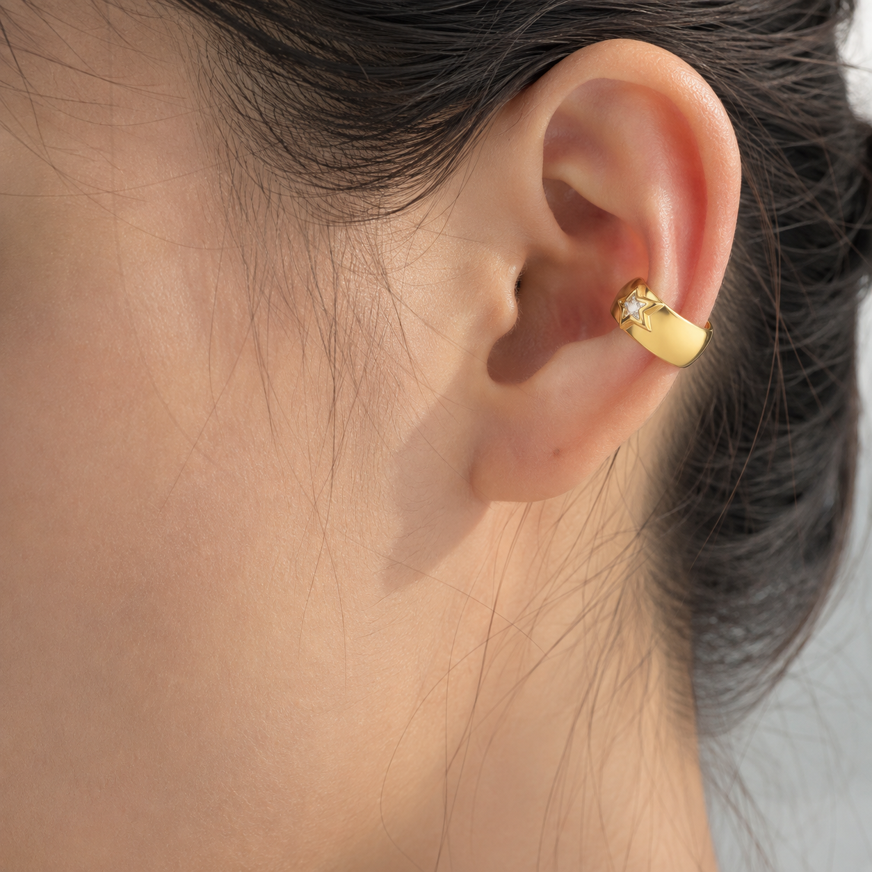 Ear cuff étoile solitaire large porté sur le cartilage de l'oreille