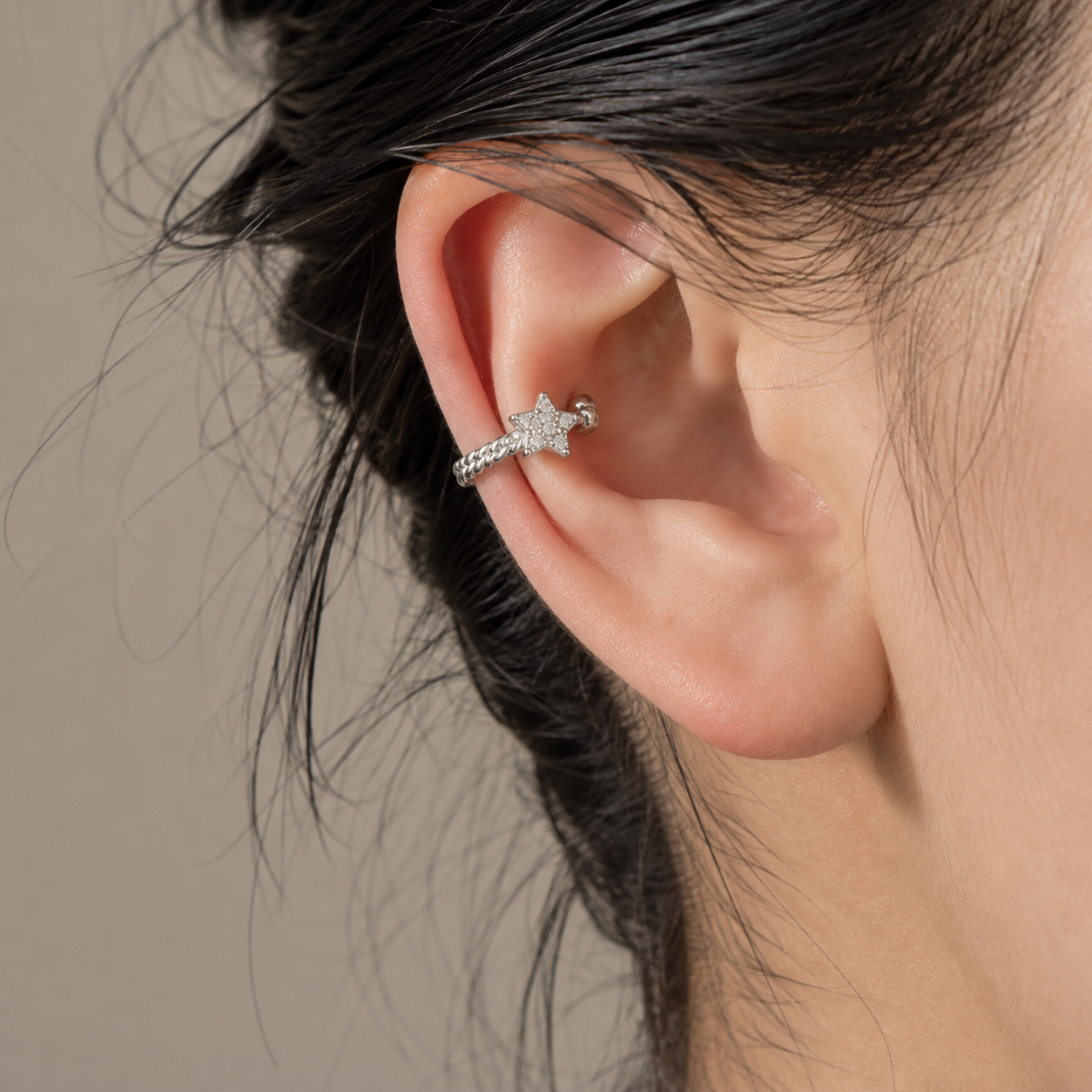 Ear cuff étoile torsadé porté sur le cartilage de l'oreille