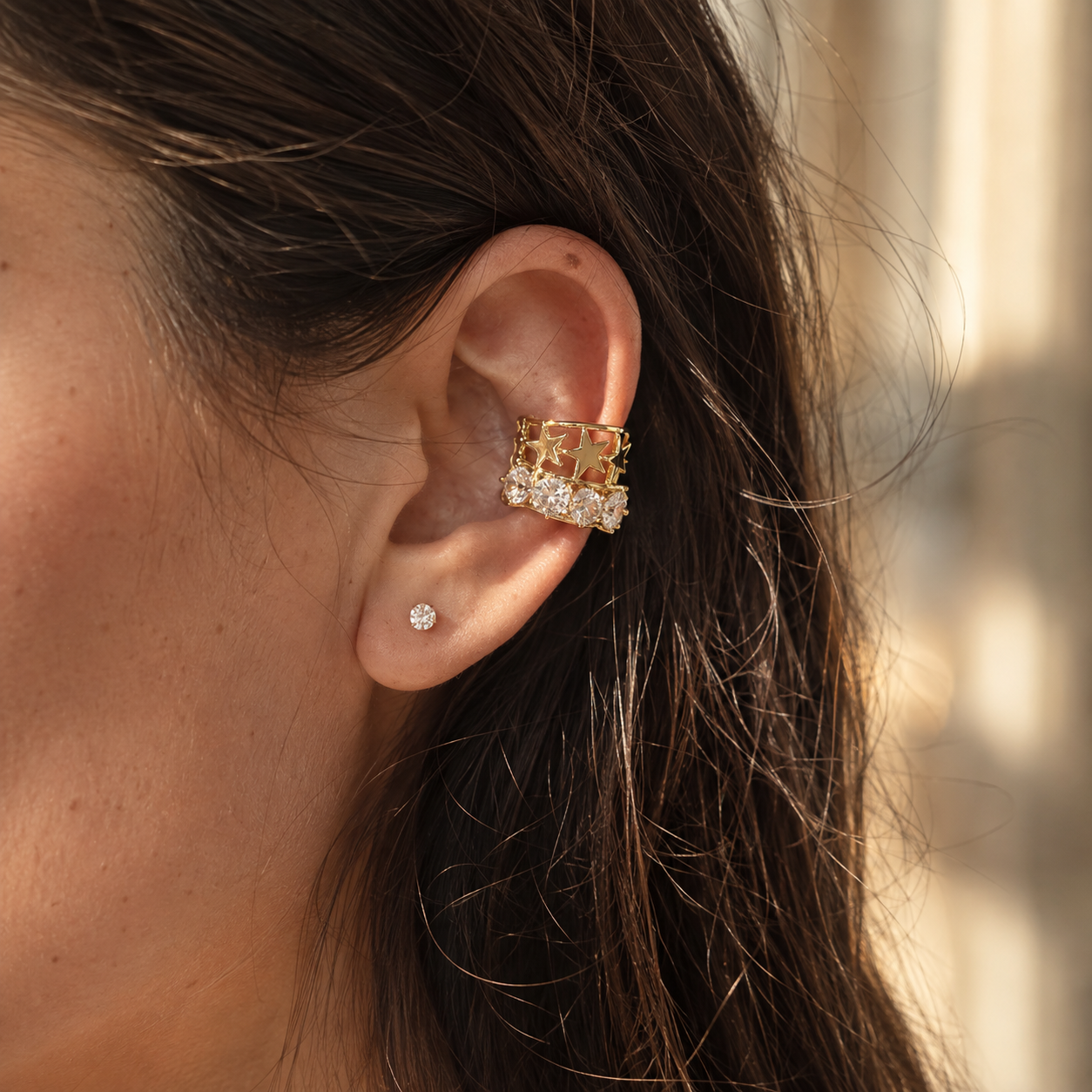 Ear cuff étoiles cristallines porté sur le cartilage de l'oreille