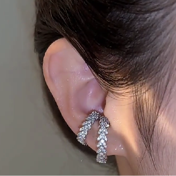 Ear cuff feuille pavée porté sur le cartilage de l'oreille