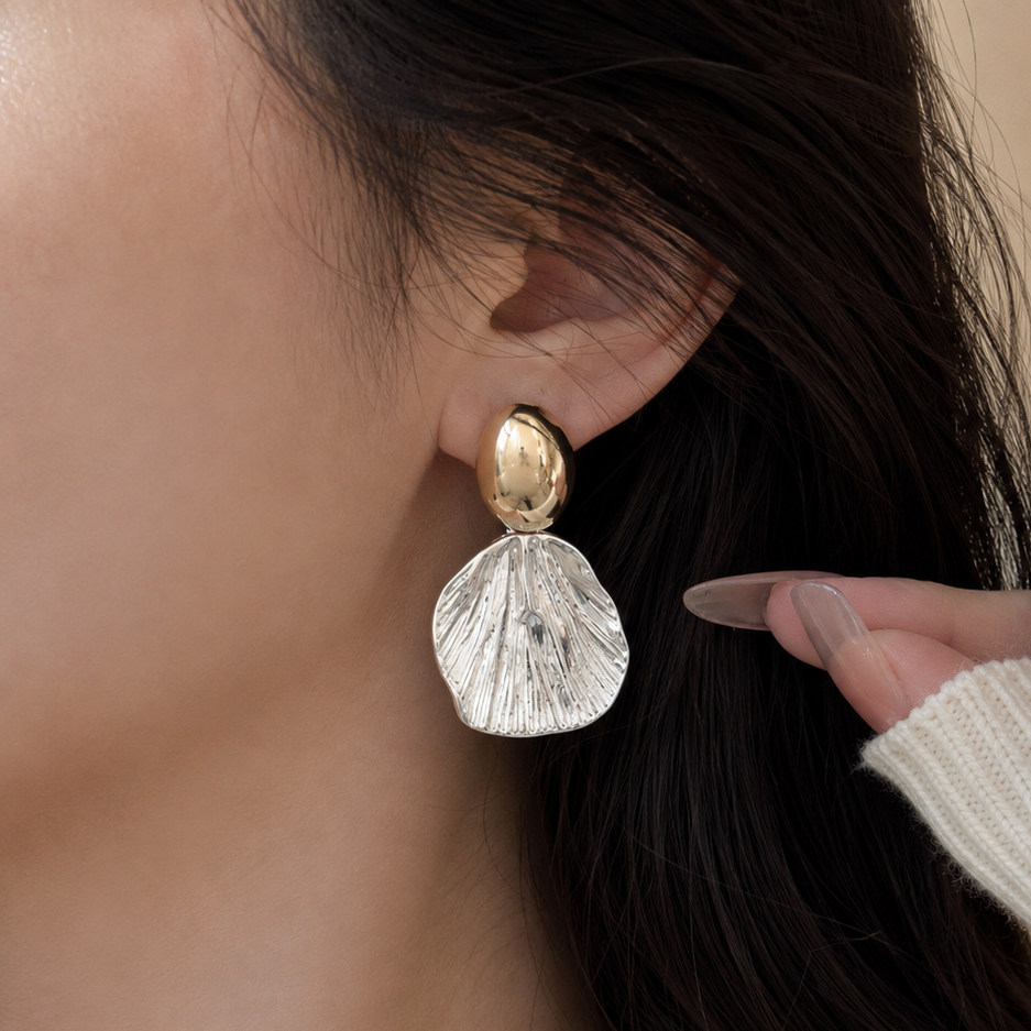 Ear cuff feuille pendante texturée porté sur le cartilage de l'oreille