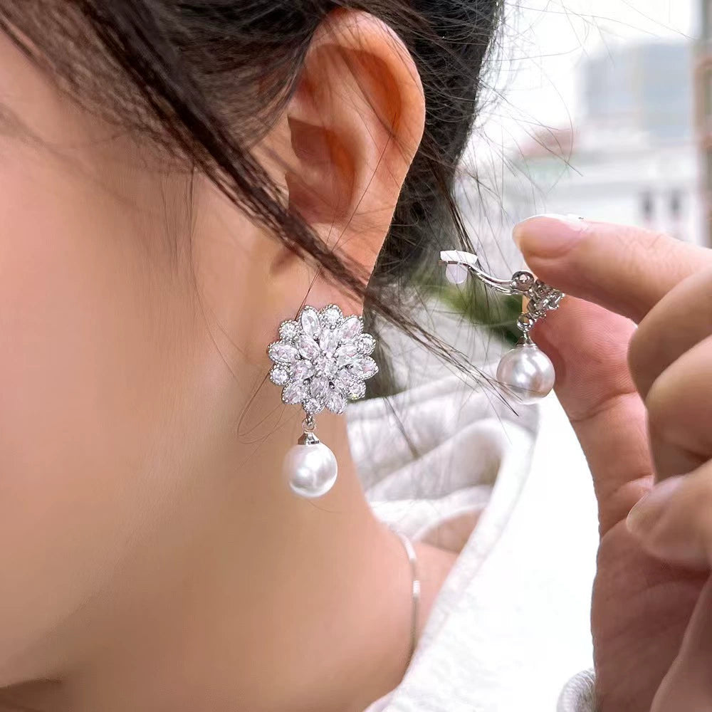 Ear cuff fleur cristalline perle pendante porté sur le cartilage de l'oreille