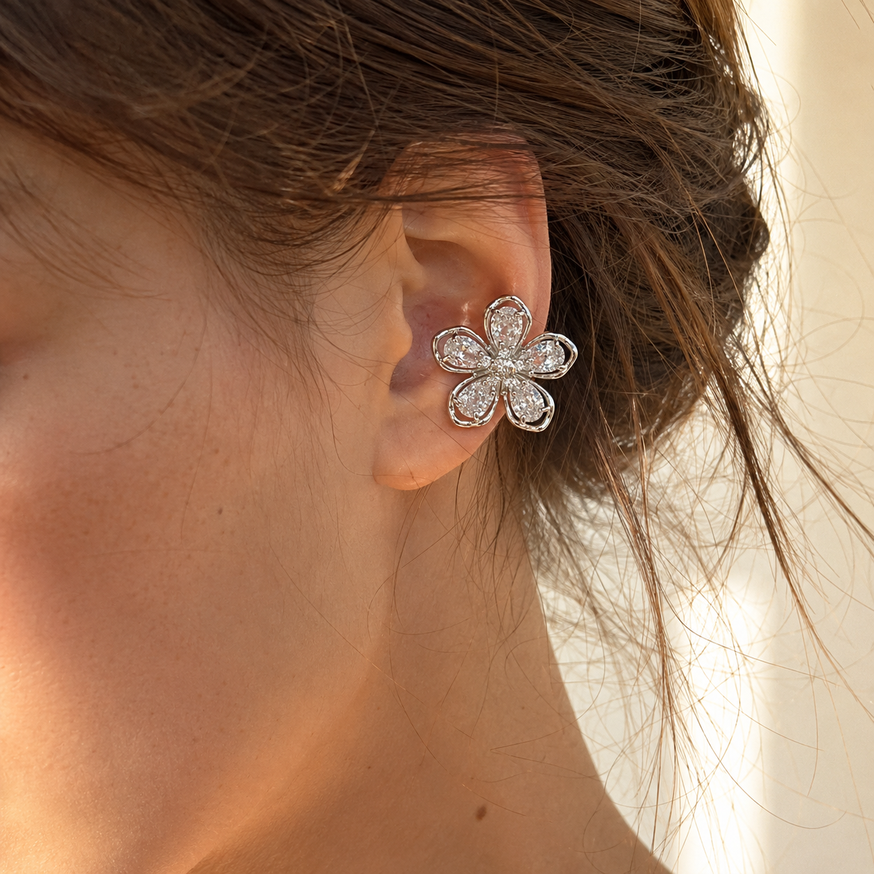 Ear cuff fleur cristalline porté sur le cartilage de l'oreille