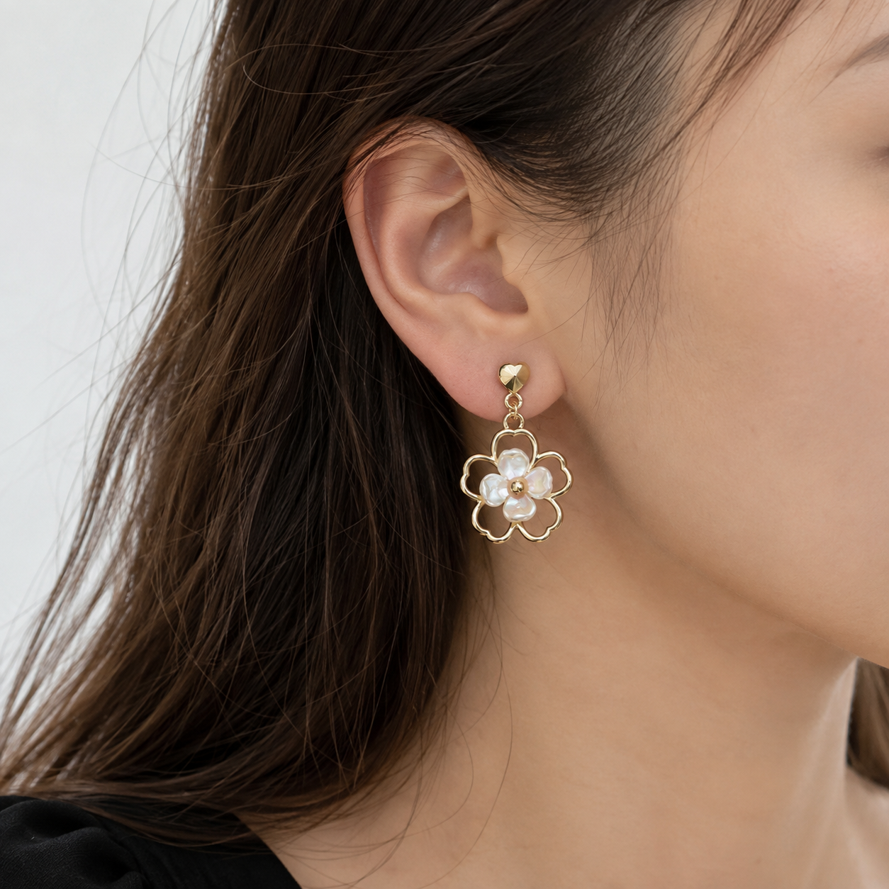 Ear cuff fleur nacrée pendante porté sur le cartilage de l'oreille