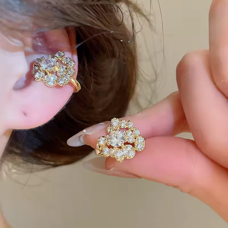 Ear cuff fleur pavée porté sur le cartilage de l'oreille