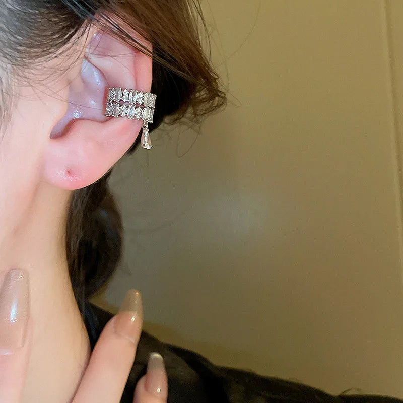 Ear cuff fleur pendante pavé porté sur le cartilage de l'oreille