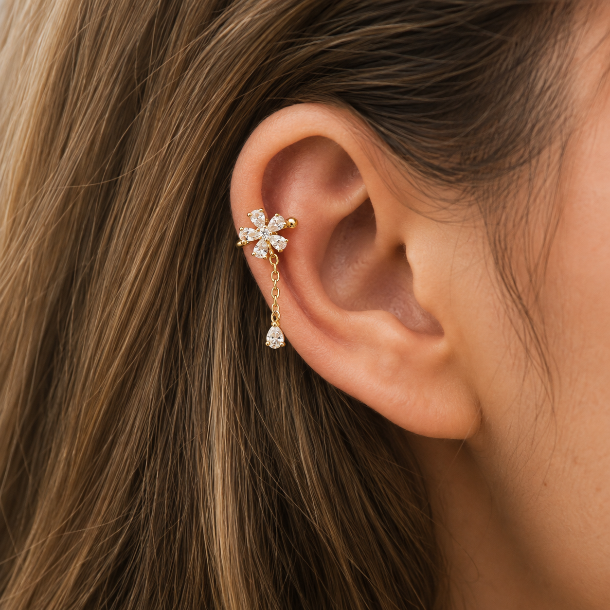 Ear cuff fleur pendante porté sur le cartilage de l'oreille