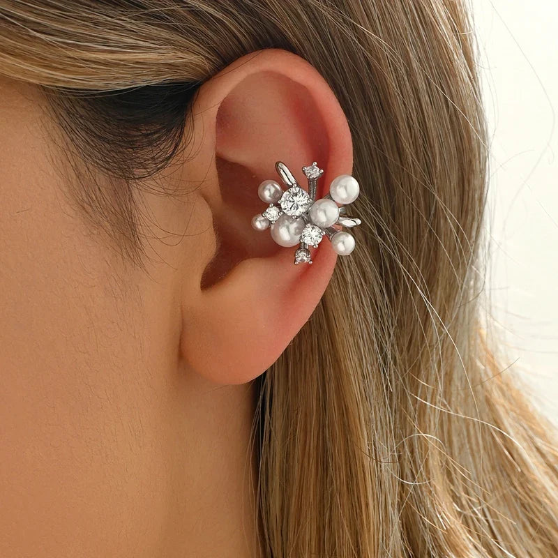 Ear cuff fleur perlée porté sur le cartilage de l'oreille