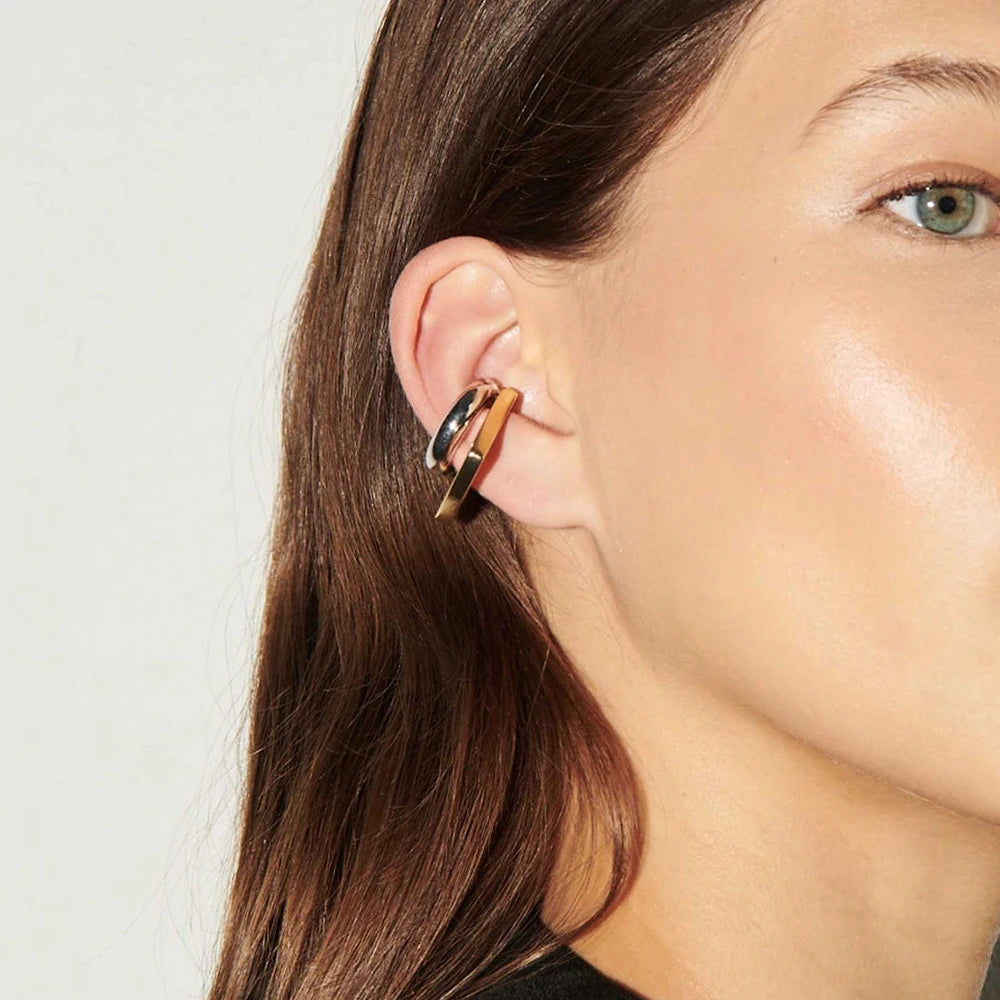 Ear cuff géométrique double anneau porté sur le cartilage de l'oreille